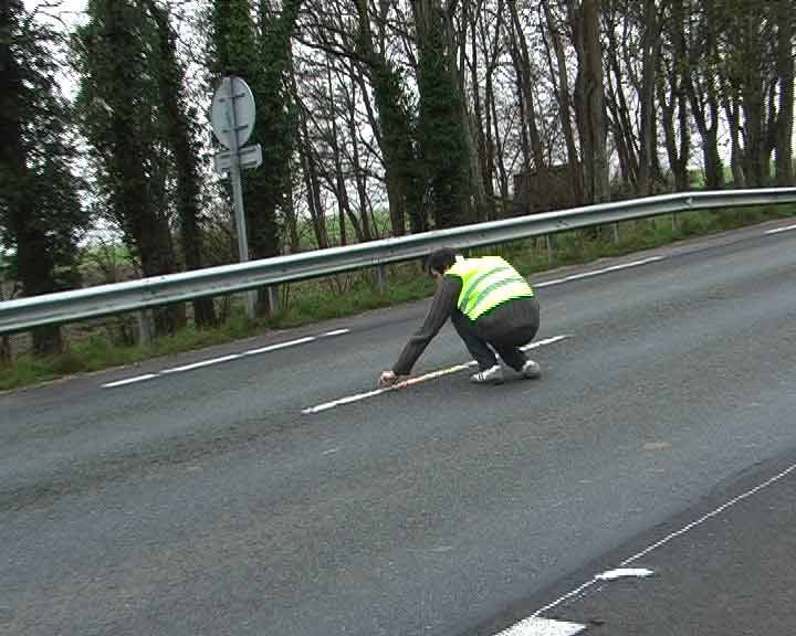 Sébastien Hoeltzener, Le Hasard, au lieu-dit Le Hasard, disposition des cailloux numérotés sur la route